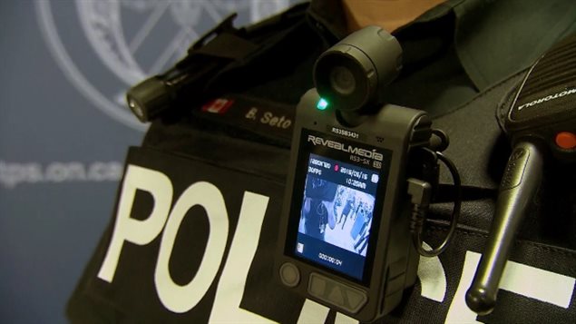 Las fuerzas policales de Canadá estudian la posibilidad de equipar a todos sus agentes con cámaras video. 