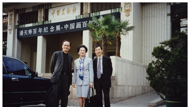 郑胜天教授(左)与梁洁华女士(中)在北京合影。