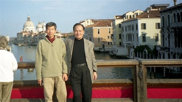 1999年,郑胜天先生与蔡国强(右)在威尼斯。