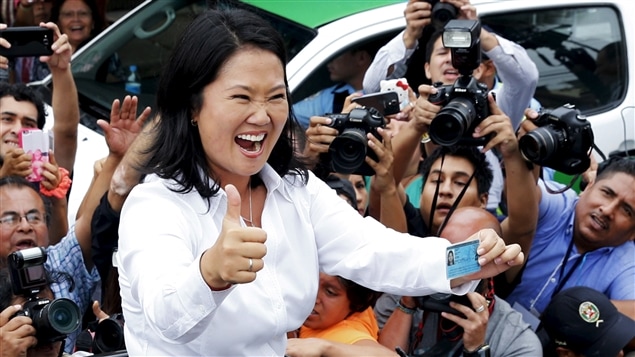 Keiko Fujimori celebra su victoria en la primera vuelta electoral en las elecciones presidenciales en Perú.