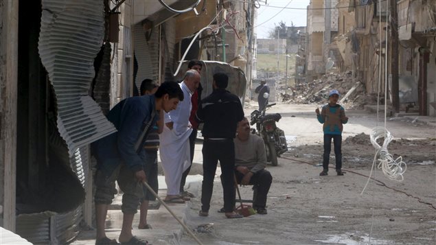 مواطنون في حلب يتفقّدون الأضرار في أعقاب غارة جويّة