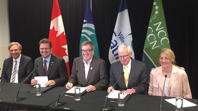 Mark Kristmanson, Maxime Pedneaud-Jobin, Jim Watson, Andrew Mills (président de la CCN) et Mélanie Joly ont pris part à la cérémonie. Mark Kristmanson, Maxime Pedneaud-Jobin, Jim Watson, Andrew Mills (président de la CCN) et Mélanie Joly ont pris part à la cérémonie.
