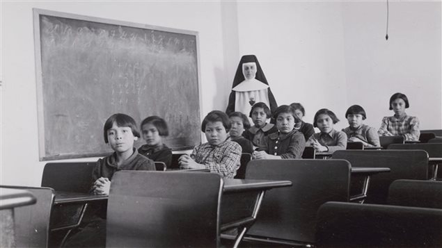 Niñas indígenas en la escuela residencial Cross Lake Indian Residential School en Manitoba. Entre 1870 y 1996 más de 150.000 niños indígenas fueron arrancados de sus familias y sus comunidades para ser confinados en estas escuelas con el propósito de que dejen de ser indígenas y se asimilen a la cultura blanca canadiense.