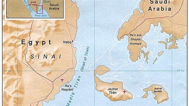جزيرتا تيران وصنافير الواقعتان في مدخل مضيق تيران الذي يفصل خليج العقبة عن البحر الأحمر. 