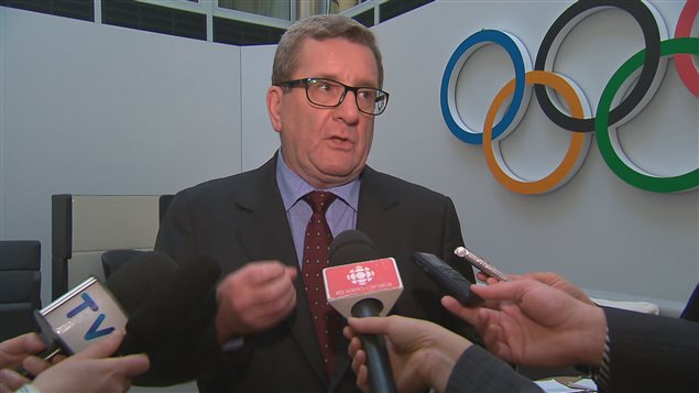 Le maire Régis Labeaume s’adresse aux journalistes ai CIO à Lausanne.