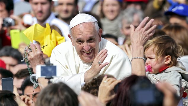 البابا فرنسيس، رأس الكنيسة الكاثوليكية، محيياً المؤمنين في ساحة القديس بطرس في الفاتيكان يوم الأحد الفائت.
