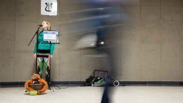 Valérie Pelletier, alias Legal Tender, se produit dans le métro de Montréal. Valérie Pelletier, alias Legal Tender, se produit dans le métro de Montréal.