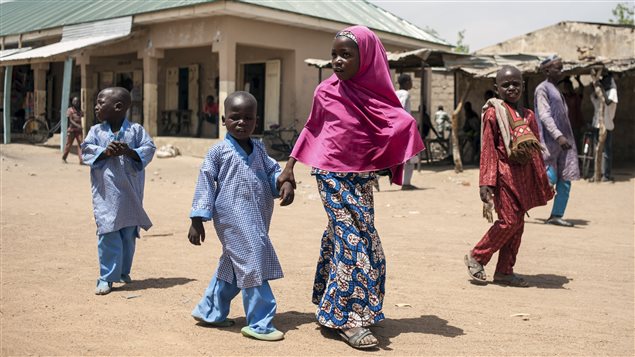 Des enfants marchent dans une rue de Chibok, dans le nord-est du Nigeria, le 25 mars 2016. Des enfants marchent dans une rue de Chibok, dans le nord-est du Nigeria, le 25 mars 2016.