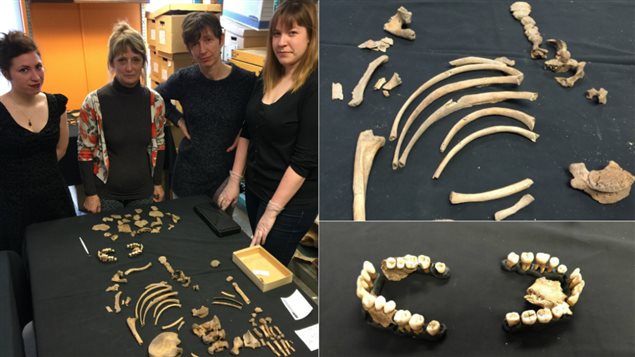Isabelle Ribot et son équipe de chercheuses de l'Université de Montréal posent devant les ossements d'une jeune personne morte au 18e siècle. Isabelle Ribot et son équipe de chercheuses de l'Université de Montréal posent devant les ossements d'une jeune personne morte au 18e siècle.