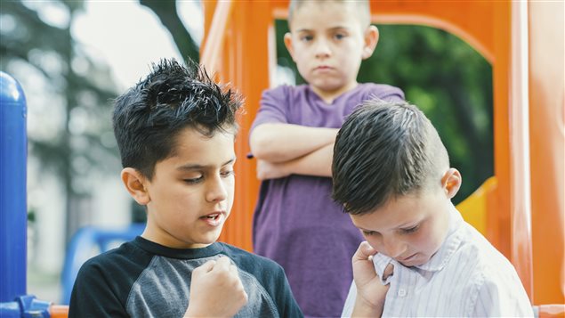 Un enfant se fait intimider