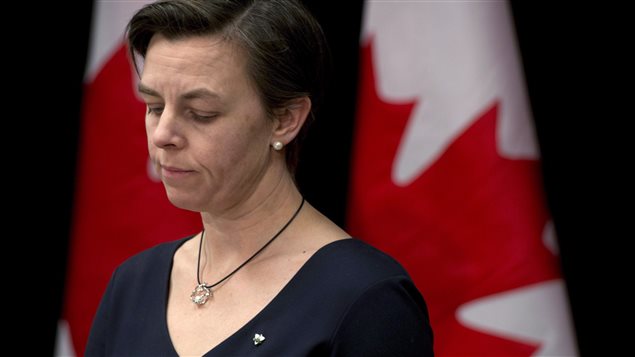 Kellie Leitch, alors ministre de la Condition féminine, tient une conférence de presse le 27 février 2015 à Ottawa, en marge de la table ronde nationale sur les femmes et jeunes filles autochtones disparues ou assassinées.