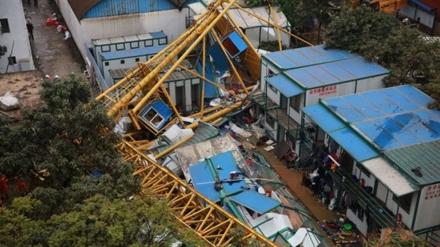 Grúa se desplomo sobre construcciones temporales de dos pisos en China.