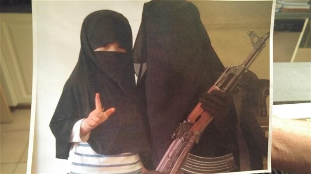 Una foto en la que aparecen la esposa del canadiense Ismael Habib y su hijo. La imágen parece provenir de Siria. 