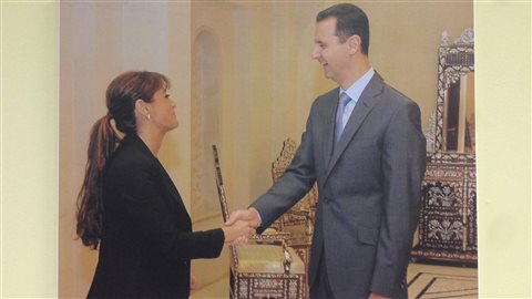 Nelly Kanou est devenue consule honoraire de Syrie à Montréal en 2008. Cette photo accompagnée de Bachar Al-Assad est affiché sur le mur du consulat.