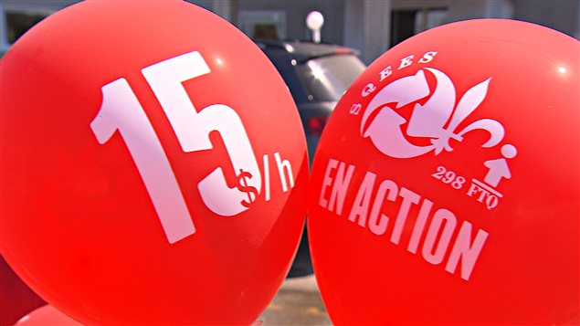 Manifestation de travailleurs pour un salaire minimum à 15$ de l'heure Manifestation de travailleurs pour un salaire minimum à 15$ de l'heure