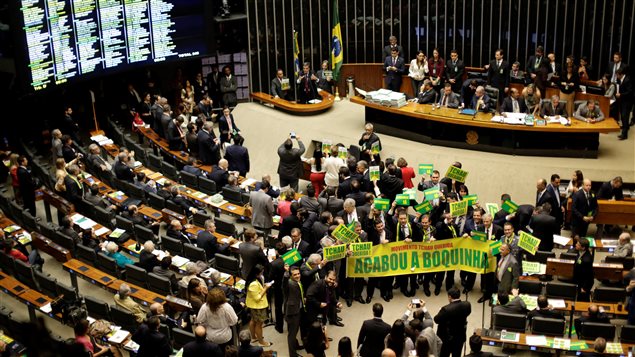Diputados en favor de la destitución de la presidenta Dilma Rousseff, manifiestan en la Cámara baja del Congreso.
