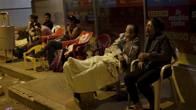 Los damnificados de Ecuador esperan ayuda. La onerosa y necesaria recontrucción, las pérdidas de empleo, los tratamientos para los heridos y las dificultades económicas y las necesidades de quienes lo perdieron hacen necesaria la ayuda internacional