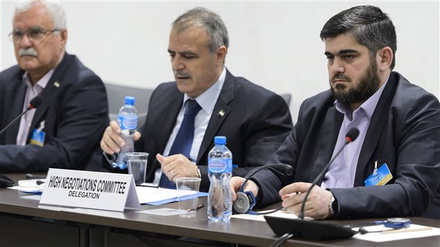 De izquierda a derecha, George Sabra; el jefe negociador Asaad al-Zoabi y Mohammed Alloush del Alto Comité de Negociaciones de la Oposición Siria en las negociaciones actualmente en curso en Ginebra.