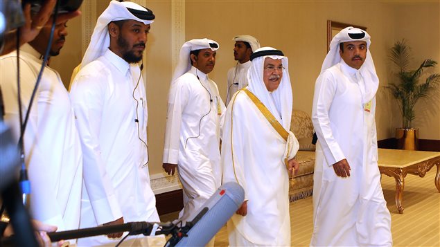 Ali al-Naimi, ministro de Petróleo de Arabia Saudita (centro) llegando a la reunión de la OPEP en Doha, Qatar.