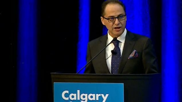 Le ministre des Finances, Joe Ceci, donne un discours devant la Chambre de commerce de Calgary. 