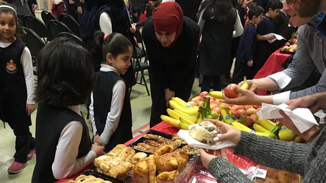 سكان حيّ فانييه في أوتاوا يقدّمون وجبة الإفطار لتلاميذ مدرسة "أهل البيت" وموظفيها صباح اليوم معربين عن تضامنهم معهم.