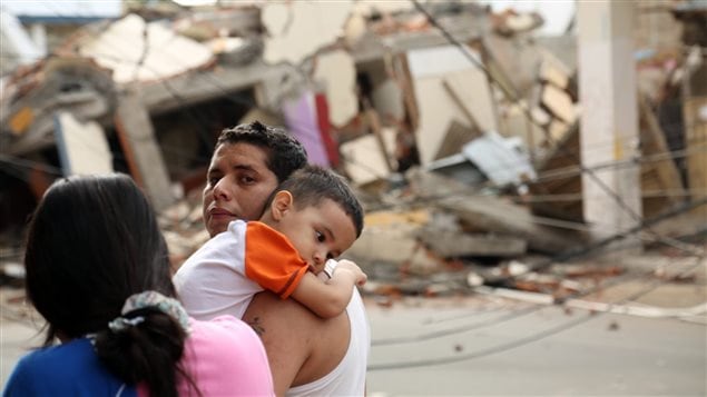 Una familia que sobrevivió el terremoto en Portoviejo, Ecuador.