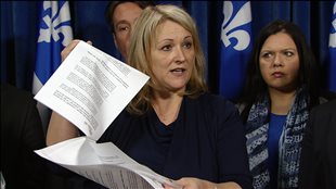 La ministre responsable de la Condition féminine a exhibé un document contenant de nombreuses mesures prises par son gouvernement pour soutenir les femmes.