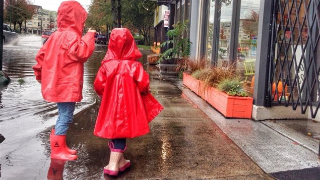 Des petites filles sous la pluie à Vancouver