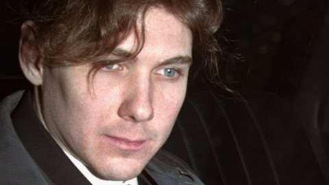 Paul Bernardo, le tueur au visage angélique lors de son arrestation en 1994. Photo : CBC 