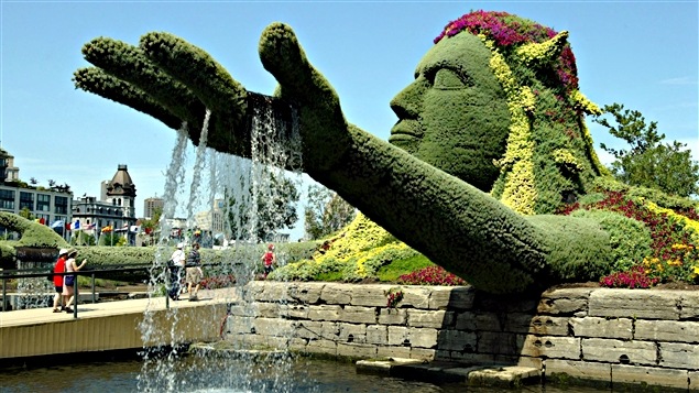 Cette sculpture géante, intitulée « La légende de la Terre Mère », a remporté le Grand prix du public aux Mosaïcultures internationales de Montréal, en 2003. Cette sculpture géante, intitulée « La légende de la Terre Mère », a remporté le Grand prix du public aux Mosaïcultures internationales de Montréal, en 2003.