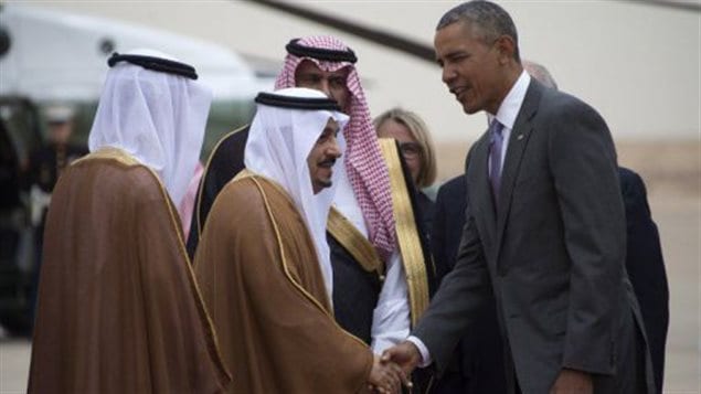 El príncipe Faisal Bin AbdelAziz recibió al presidente Barack Obama en el aeropuerto de Riyad, el 20 abril 2016.