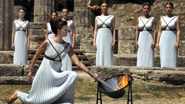 L’actrice Katerina Lehou allume la flamme de Rio lors de la répétition générale