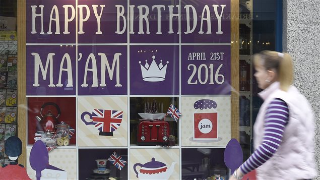 Los británicos festejan el 90 aniversario de la reina Isabel II