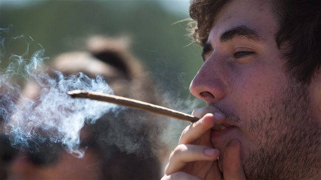 Un homme fume lors d’une manifestation tenue à l’occasion de la Journée internationale du cannabis.