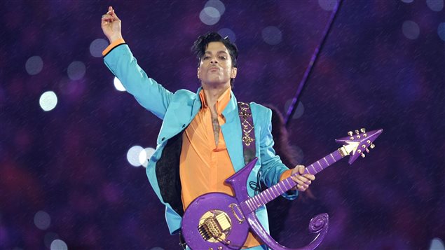 Le chanteur Prince pendant un concert en 2007. Le chanteur Prince pendant un concert en 2007.