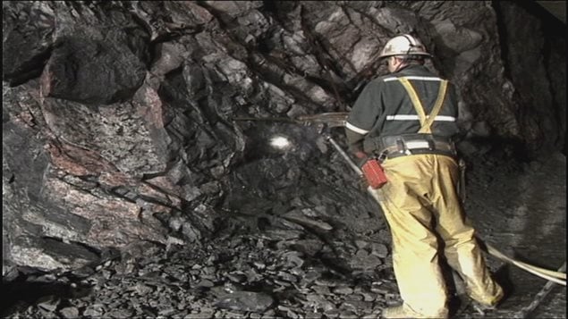 عامل في منجم رابيت لايك لليورانيوم في شمال شرق مقاطعة ساسكاتشيوان في غرب كندا (أرشيف)