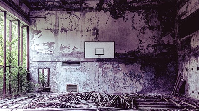 Un gimnasio en la ciudad de Pripyat, 30 años después de la catástrofe nuclear de Chernóbil.