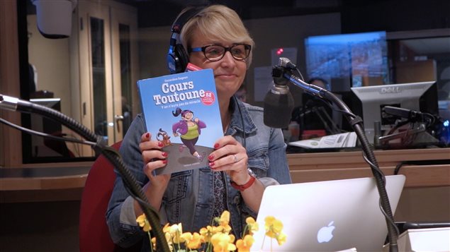 Sylvie Bernier présente le livre Cours Toutoune de Geneviève Gagnon. Sylvie Bernier présente le livre Cours Toutoune de Geneviève Gagnon.