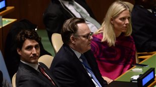 Le premier minsitre, Justin Trudeau, et la ministre de l’Environnement, Catherine McKenna, assistent à la cérémonie de signature de l’accord de Paris sur le climat au siège de l’ONU à New York.