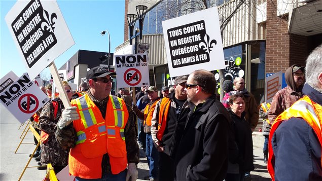 Manifestation contre le registre québécois des armes à feu à Rouyn-Noranda.