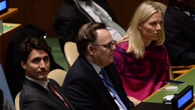 Le premier minsitre, Justin Trudeau, et la ministre de l’Environnement, Catherine McKenna, assistent à la cérémonie de signature de l’accord de Paris sur le climat au siège de l’ONU à New York.