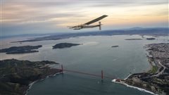 Le Solar Impulse 2 survolant la baie de San Francisco Le Solar Impulse 2 survolant la baie de San Francisco