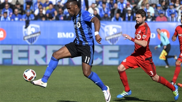 Didier Drogba, de l'Impact de Montréal, et Drew Moor, du FC Toronto, se disputent le ballon, le 23 avril au Stade Saputo, à Montréal. Didier Drogba, de l'Impact de Montréal, et Drew Moor, du FC Toronto, se disputent le ballon, le 23 avril au Stade Saputo, à Montréal.