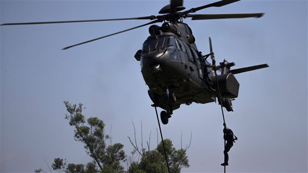 Un miembro del grupo de operaciones especiales de las Fuerzas Armadas durante un entrenamiento de protección en la sede de los Juegos Olímpicos de Río 2016.   