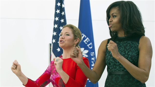 Sophie Grégoire et Michelle Obama chantent à l'Institut de la Paix à Washington le 10 mars 2016. Sophie Grégoire et Michelle Obama chantent à l'Institut de la Paix à Washington le 10 mars 2016.