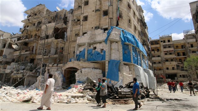 مواطنون يتفقدون اليوم الأضرار اللاحقة بمستشفى القدس في حلب بعد إصابته في غارات جوية الليلة الماضية.