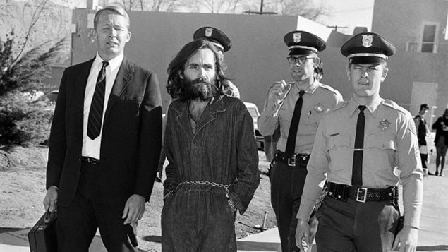 Charles Manson, escorté par la police le 3 décembre 1969.PHOTO HAROLD FILAN, ARCHIVES AP