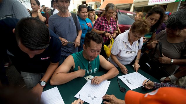 La colecta de firmas es indispensable para poder avanzar hacia un referendo revocatorio.