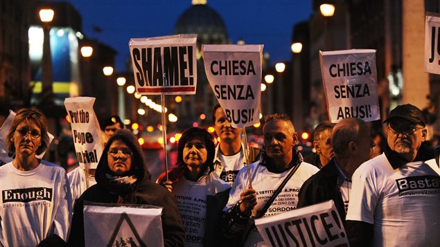 Manifestación de las víctimas de abusos sexuales cometidos por sacerdotes. En las pancartas, se lee "¡Vergonzoso!”, y "Una iglesia sin abuso". El Vaticano, 31 de octubre de 2010.
