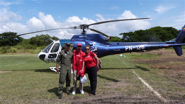 Gabriel Frappier (centro) acompañado por Marianick Tremblay, embajadora de Canadá en Ecuador y un teniete de la Policía Nacional.